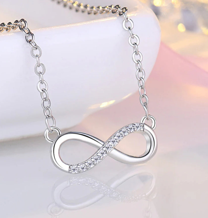 Kerryt infinity pendant