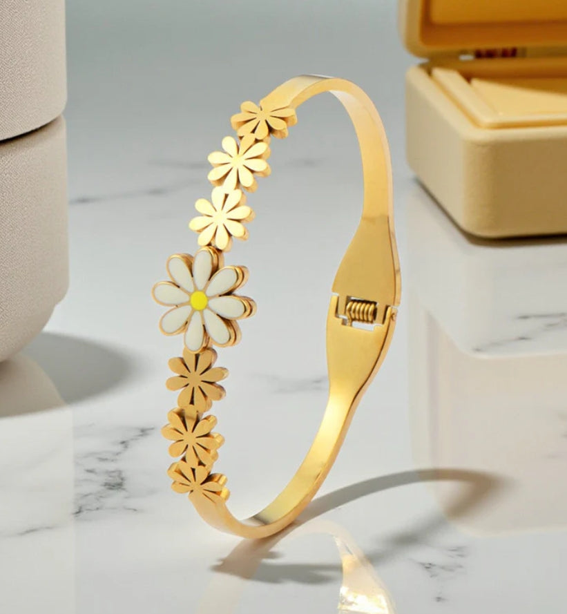 Flowery anti tarnish bracelet