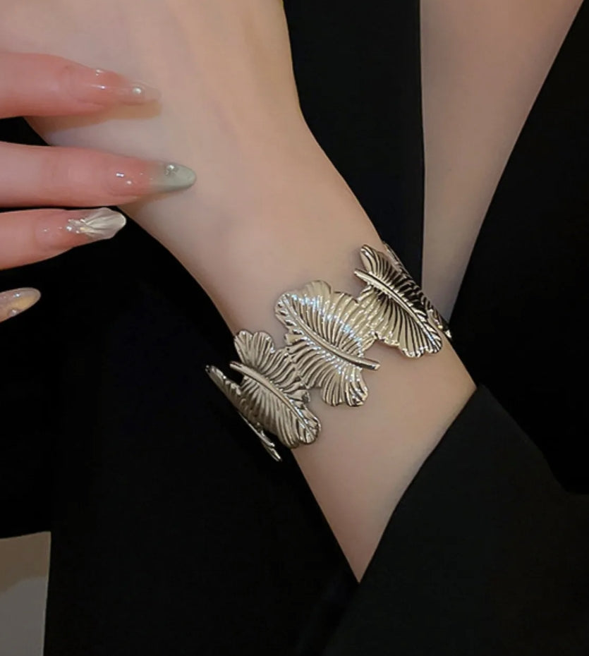 Leafy themed cuff bracelet