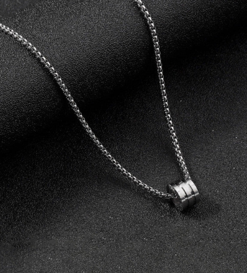 Ivor circular linked ring pendant