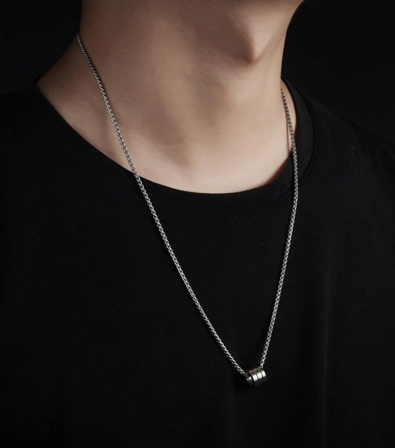 Ivor circular linked ring pendant