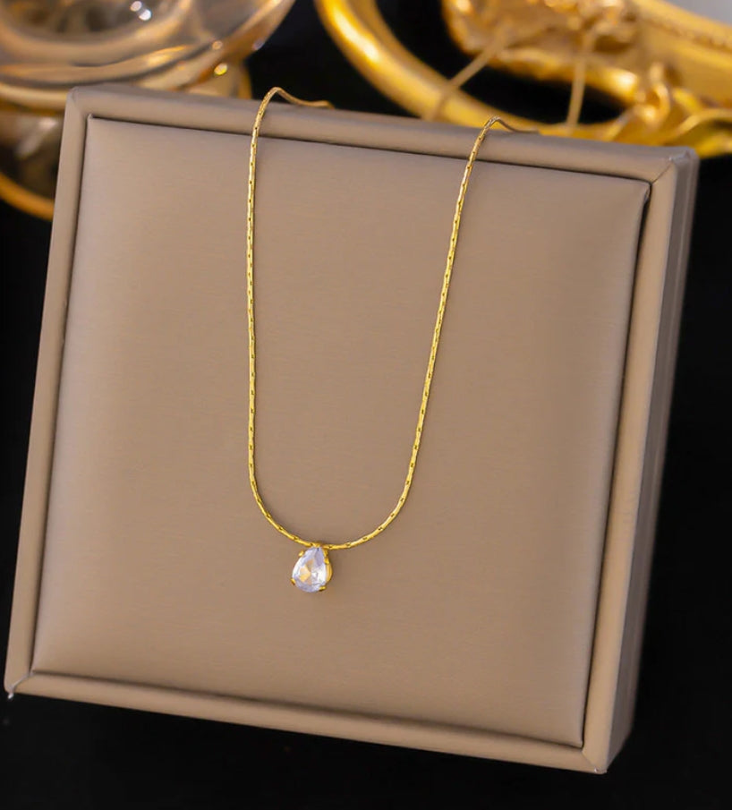 Edemmy tear drop pendant