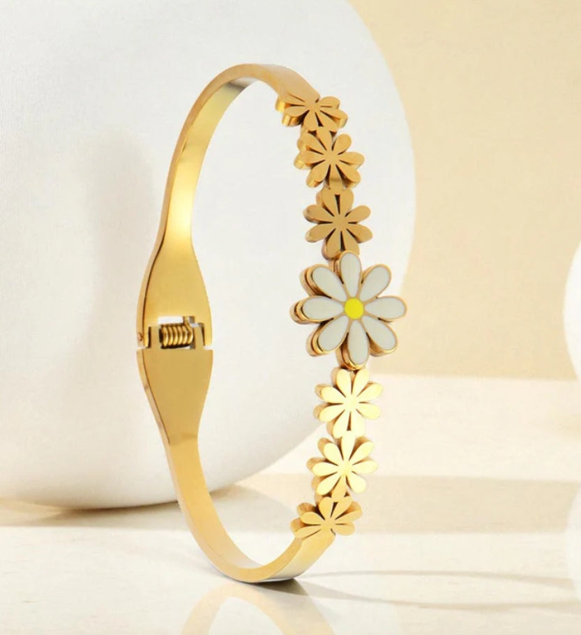 Flowery anti tarnish bracelet