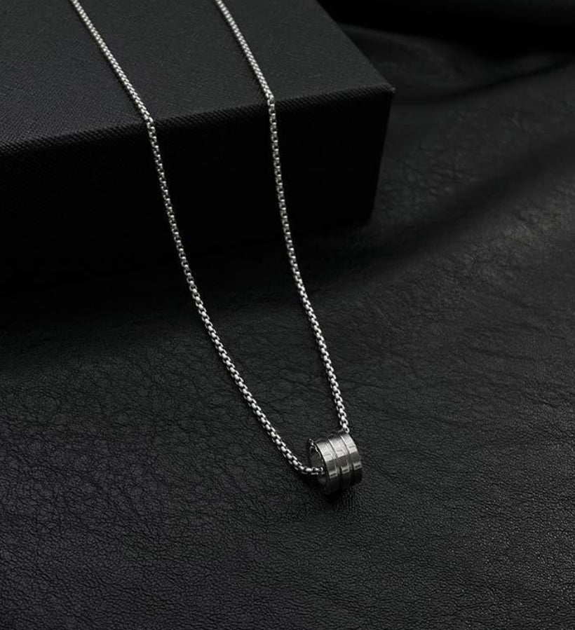 Ivor circular linked ring pendant