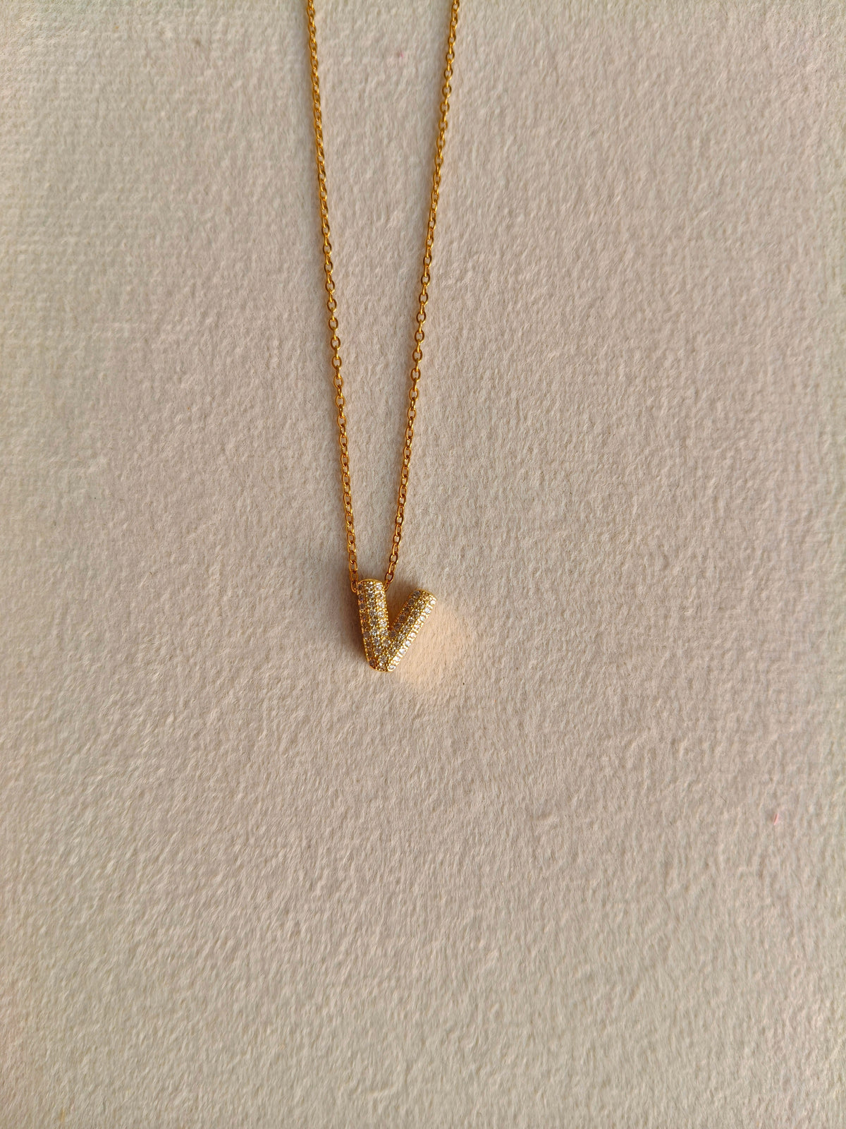 V initial pendant