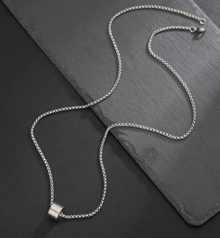 Ivor circular linked ring pendant