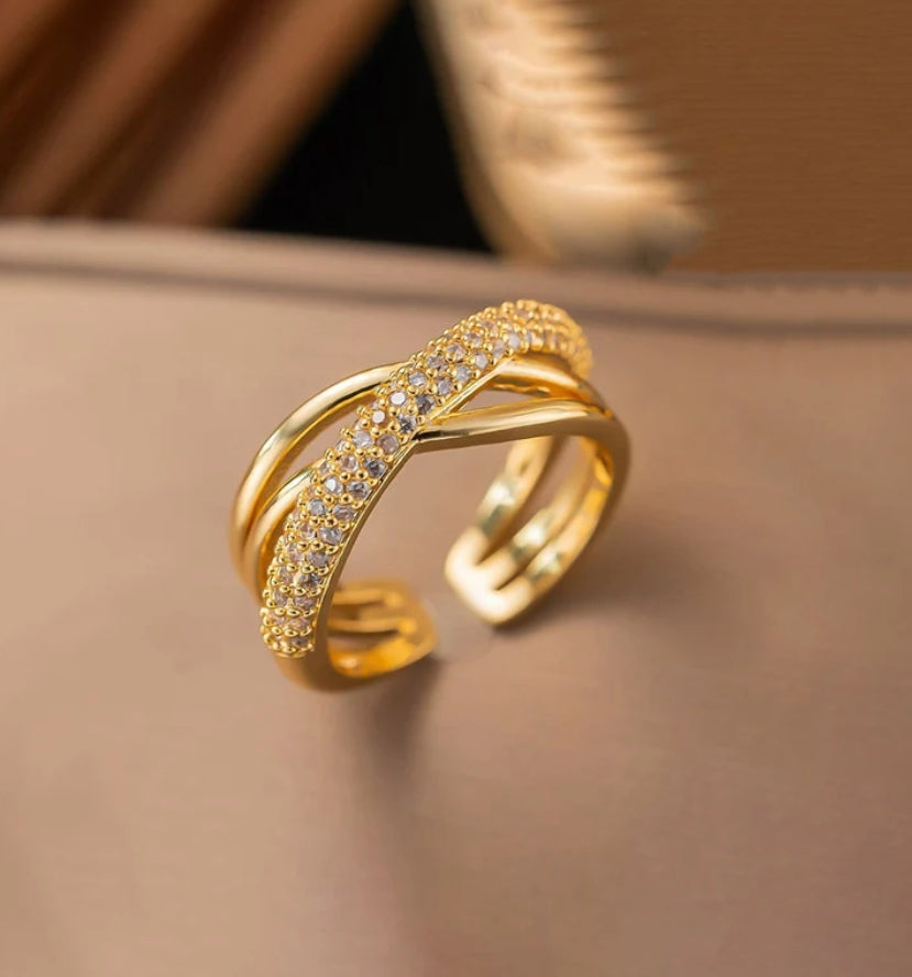 Shelly adjustable ring