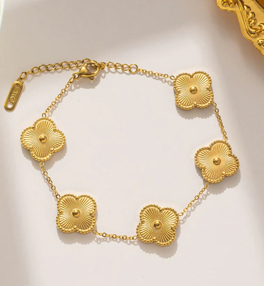 Celebry golden clover bracelet